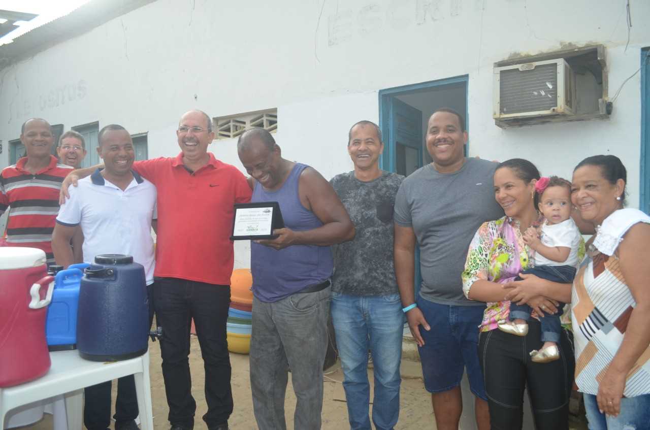Camacã: Funcionário recebe Placa de Reconhecimento pelos 40 anos de serviço prestados a prefeitura
